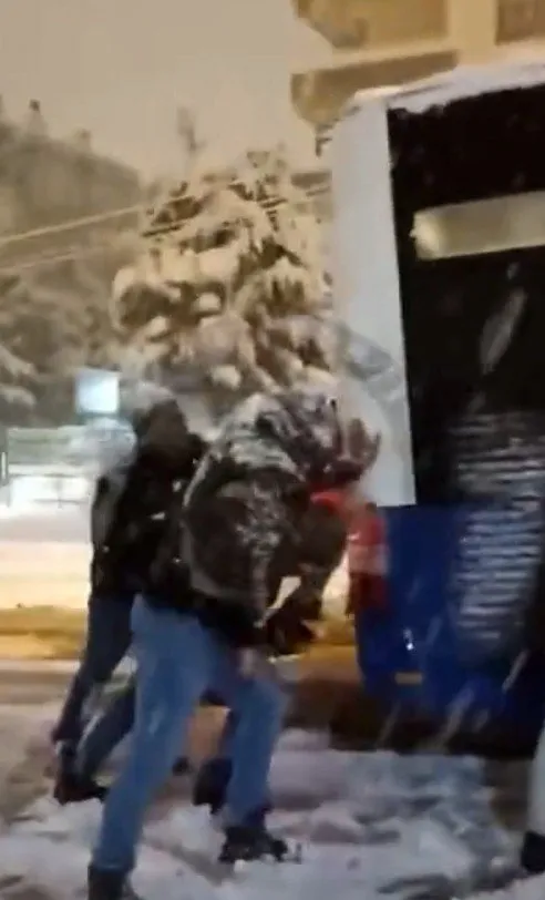 Ankara karlar altında Mansur Yavaş nerede? CHP'li belediyenin müdahalesi yetersiz! Vatandaş yollarda kaldı - 3