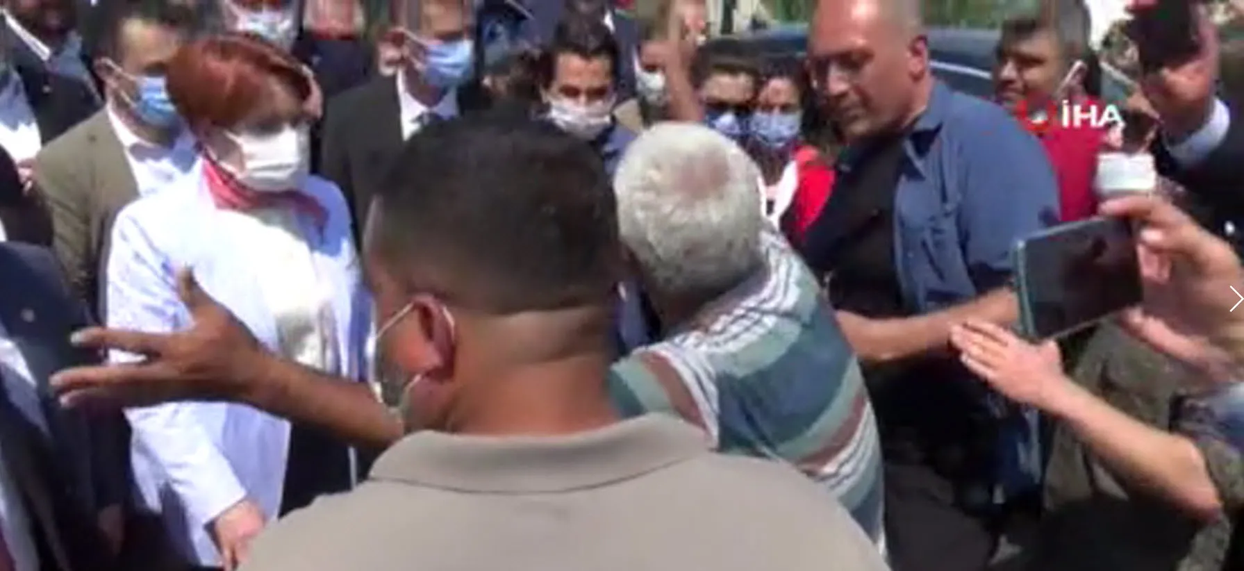 Son dakika | Meral Akşener'in Adana ziyaretinde yeni tiyatro! 'Para etmiyor' diyerek döktüğü soğanları Akşener gidince tek tek geri topladı