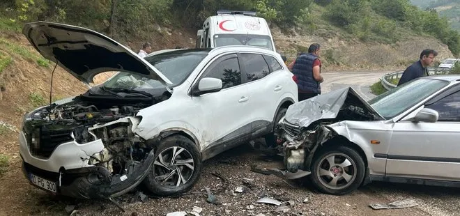 Bursa'da otomobil ile cip kafa kafaya çarpıştı: 3 kişi yaralandı