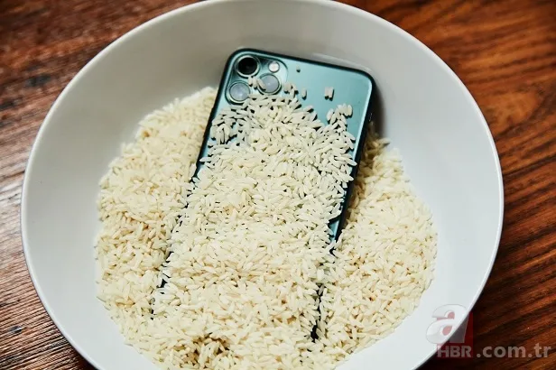 Apple uyardı! Su ile temas eden telefonları pirince yatırırsanız… İşte adım adım suya düşen iPhone modellerine yapacağınız işlemler