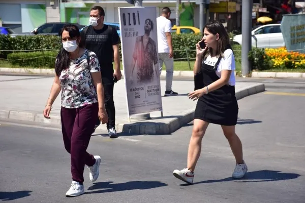 Maskesini kolunda taşıyan garsondan kan donduran sözler: 'Tek yaşıyorum ölsem de kendim ölürüm' - 4