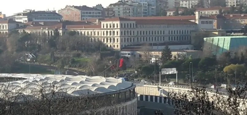 Saldırının olduğu noktaya dev Türk bayrağı