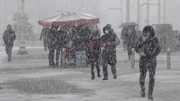 son-dakika-aybar-etkisini-gosterdi-istanbul-kar-altinda-istanbulda-kar-yagisi-kac-gun-surecek-meteorolojiden-5-1646973021699.jpg SON DAKİKA! Aybar etkisini gösterdi İstanbul kar altında! Meteoroloji'den 56 ile sarı ve turuncu kodlu uyarı | İstanbul'a TIR ve kamyonların girişi yasaklandı - 1