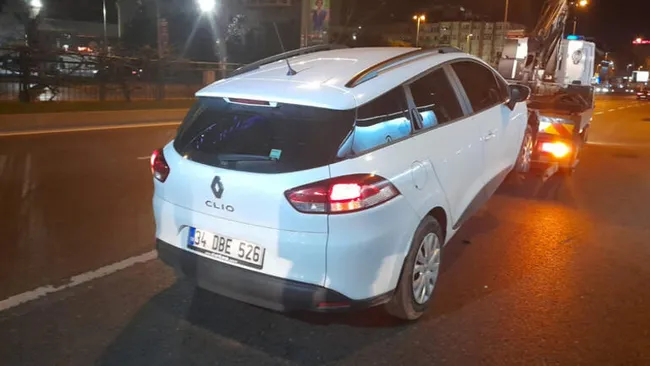 istanbulda-yolun-karsisina-gecmek-isteyen-yaya-agir-yaralandi-1616996673364.jpg İstanbul’da yolun karşısına geçmek isteyen yaya ağır yaralandı - 1