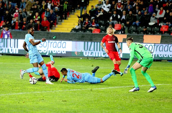 gaziantep-fk-kumede-kaldi-maximden-hayat-opucugu-1651870133323.jpg Gaziantep FK kümede kaldı! Maxim'den hayat öpücüğü - 1