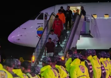 Sınır dışı edilen 242 Venezuelalı düzensiz göçmen ülkelerine ulaştı
