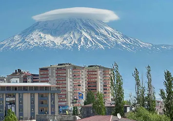 Ağrı Dağı zirvesini mercek bulutu süsledi