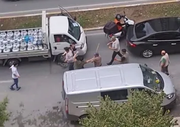 Sözlü tartışma sopalı kavgaya dönüştü! Dehşet anları kamerada