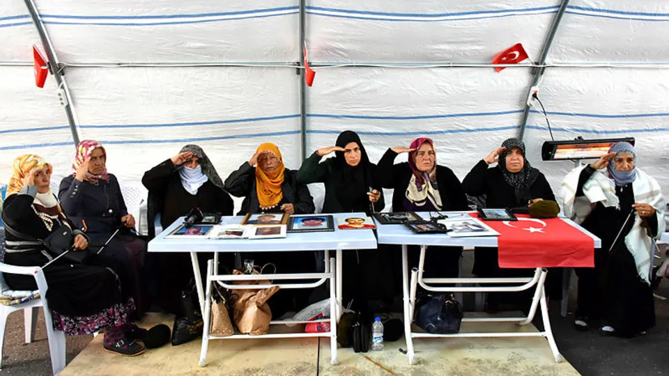 Diyarbakır’da evlat nöbetindeki anneler Mehmetçiğe atkı ördü