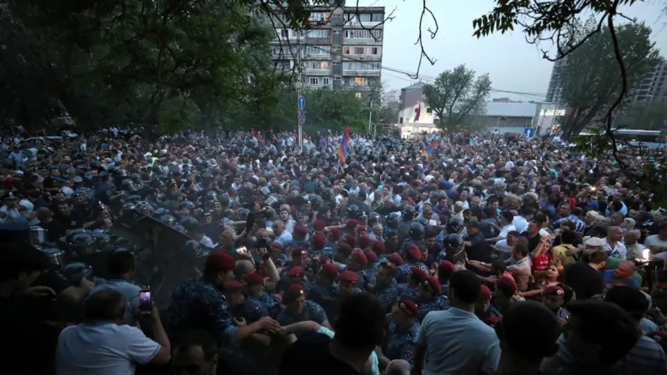 Ermenistan karıştı! Paşinyan'ın evine yürümek isteyen protestoculara sert müdahale