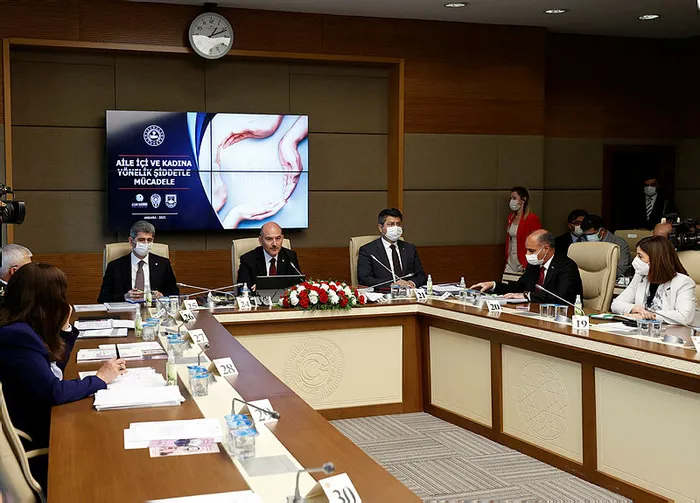 İçişleri Bakanı Soylu’dan kadına şiddetle ilgili yeni talimat: Savsaklama varsa hesabını sorarım