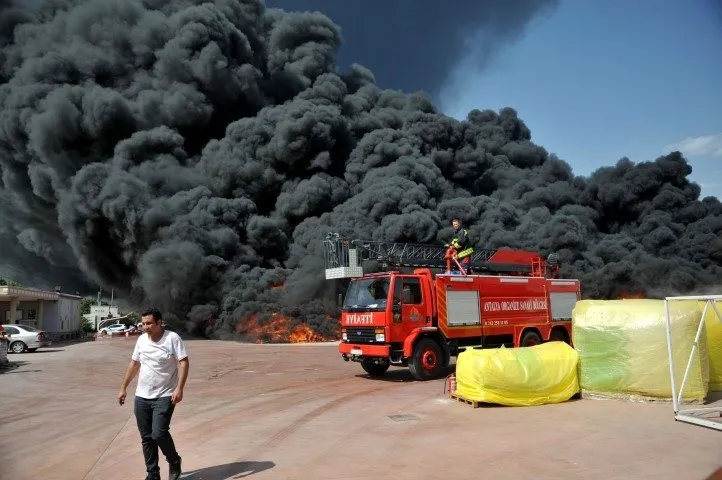 Antalya’da fabrikada korkutan yangın! Gökyüzünü kara bulutlar kapladı