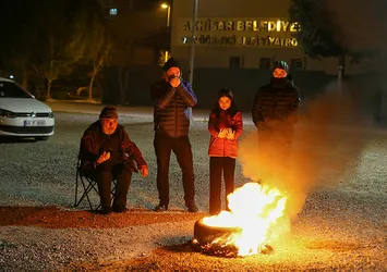 Evlerini boşaltan Manisalılar parklarda ateş yaktı