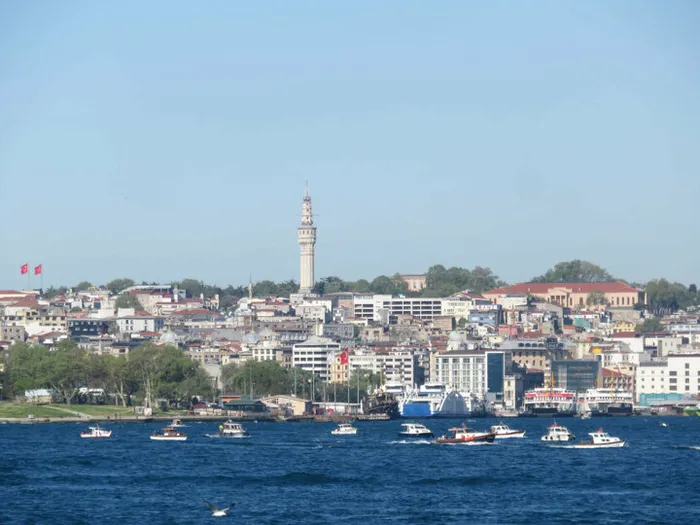 İstanbul Boğazı'nda dev gemilerle burun buruna tehlikeli balıkçılık - 1