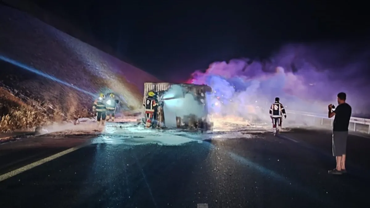 Devrilen kamyonette yangın: Alevler ormana sıçramaktan son anda kurtarıldı