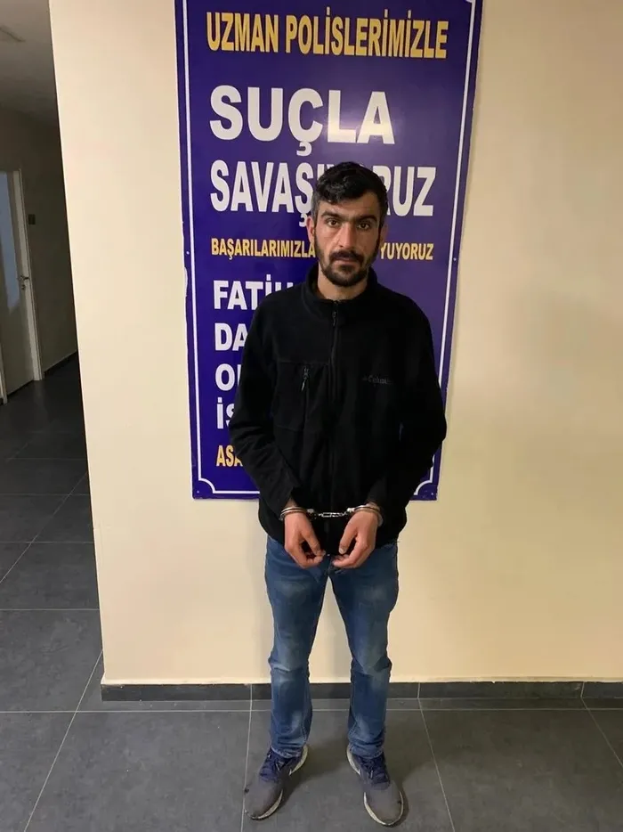 yumruk-ve-kafa-attigi-kadini-gasp-eden-sahis-kamerada-1714834144302.jpeg Yumruk ve kafa attığı kadını gasp eden şahıs kamerada! Saldırgan tutuklandı - 2