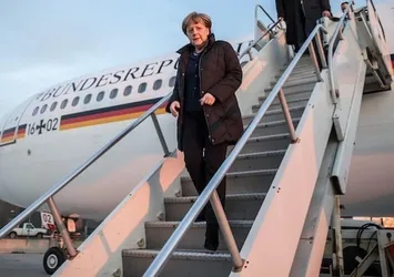Merkel'in uçağı acil iniş yaptı