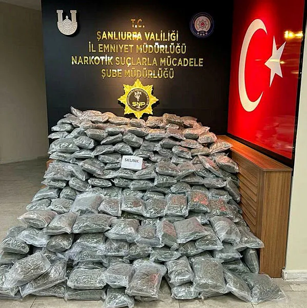 sanliurfada-177-kilo-800-gram-skunk-ele-gecirildi-1690875682691.jpg Şanlıurfa'da 2 araca şok operasyon: 177 kilodan fazla skunk ele geçirildi - 1