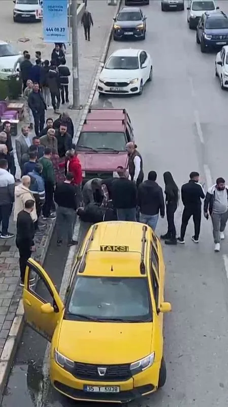 izmirde-trafikte-tartisma-silahli-kavgaya-dondu-1i-agir-2-yarali-1709728243697.jpeg İzmir'de trafikte tartışma silahlı kavgaya döndü! 1'i ağır 2 yaralı - 1