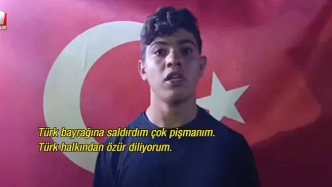 Türk bayrağını öperek özür diledi