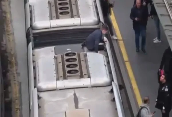 Bu kadarına da pes! Sosyal medya fenomeninden metrobüsün üstünde tehlikeli yolculuk - 1