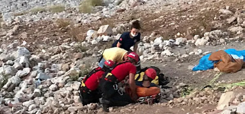 Kayalıklara düşen İngiliz pilot Richerad Pattendem'ı JÖAK ve JAK kurtardı