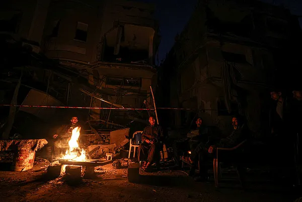 Terör devleti İsrail Gazze’de 400’den fazla noktayı vurdu