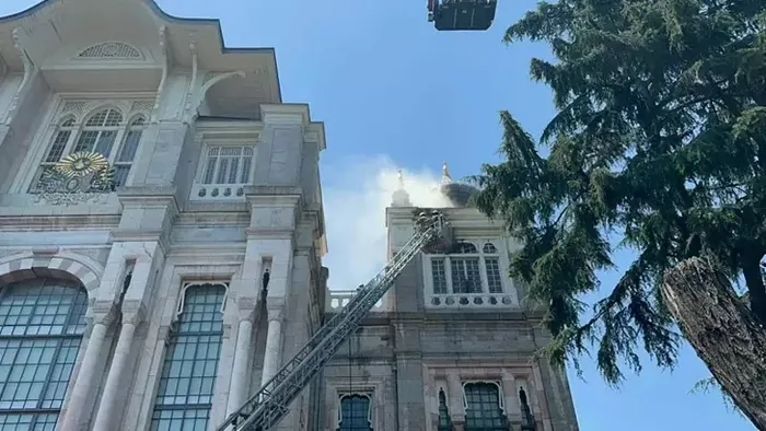 Son dakika | Üsküdar'daki Sağlık Bilimleri Üniversitesi'nde yangın paniği! Çatı alevlere dayanamadı - 1