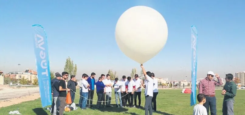 Liselilerden uzayda fotoğraf çeken balon