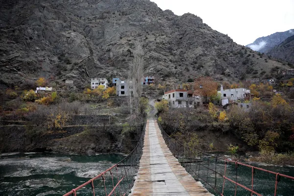 Yusufeli'nde tarihi köprü sular altında kaldı! 46 metreye yükseldi - 3