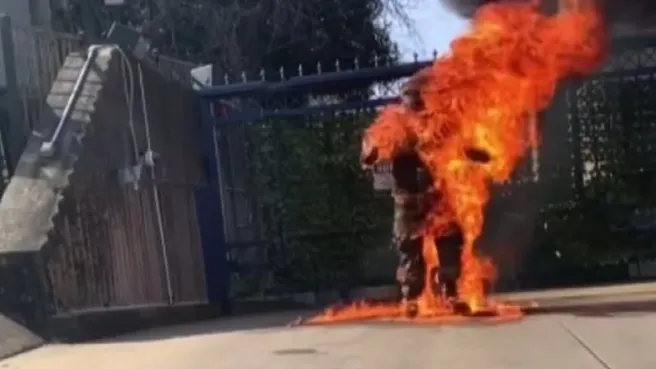 İsrail’in ABD Büyükelçiliği önünde bir kişi kendini böyle ateşe verdi