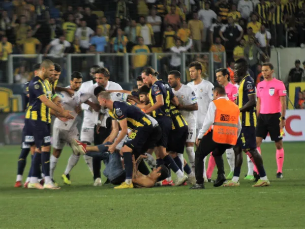 chpli-baskan-besiktasli-futbolcuya-atilan-tekmeyi-savundu-1662330531181.jpg CHP'li başkan Beşiktaşlı futbolcuya atılan tekmeyi savundu! - 1