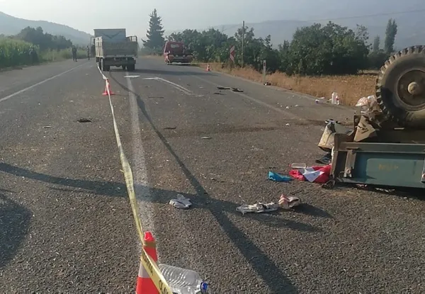 İzmir'de korkutan kaza! Tarım işçilerini taşıyan traktörle kamyon çarpıştı - 2