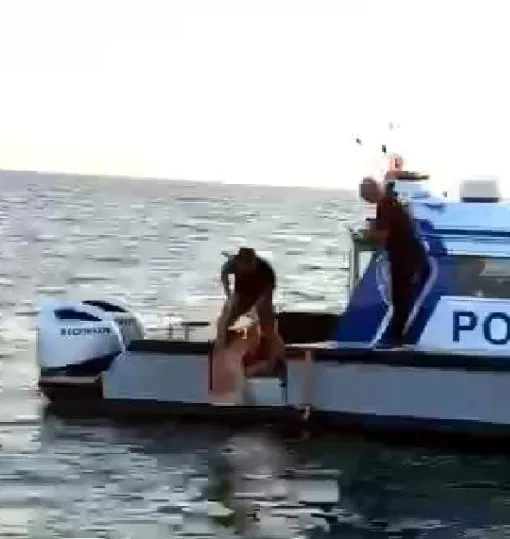 istanbulda-akilalmaz-olay-polisten-kacmak-icin-denize-atladi-1660462822338.jpg İstanbul’da akılalmaz olay! Polisten kaçmak için denize atladı - 4