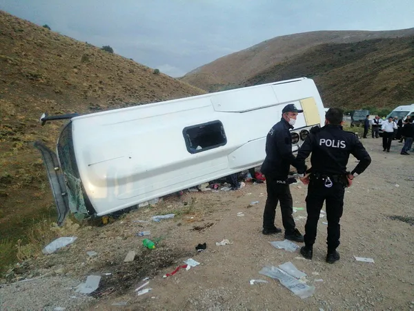 1628874577441.jpg Kayseri'de korkunç kaza! İstanbul'a geziye giden midibüs şarampole yuvarlandı 19 kişi yaralandı - 1