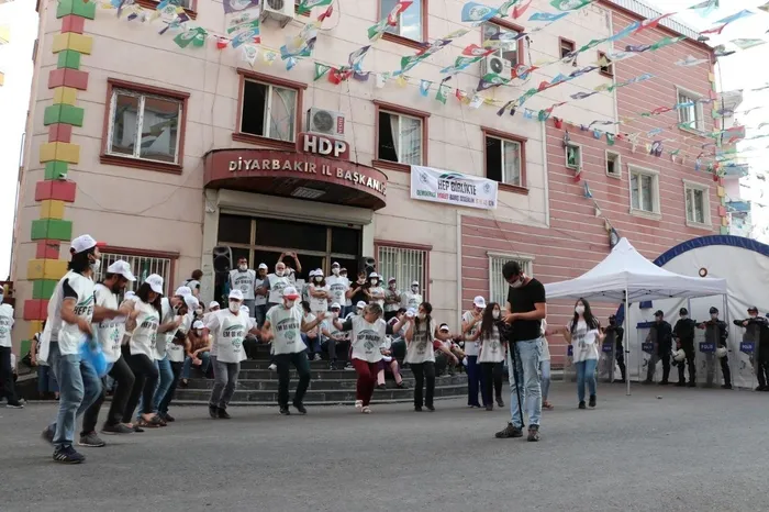 HDP'li gruptan Diyarbakır annelerine hakaret gibi etkinlik - 3