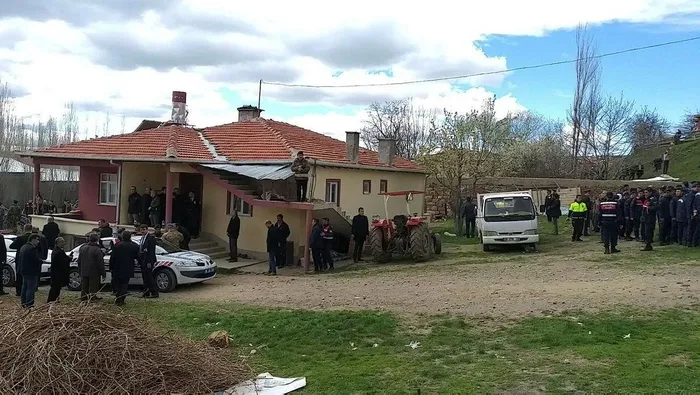 Milli Savunma Bakanı Hulusi Akar olay yerinde