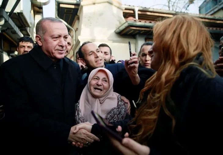 Başkan Erdoğan, tarihi Çınaraltı Çay Bahçesi'nde vatandaşlarla sohbet etti