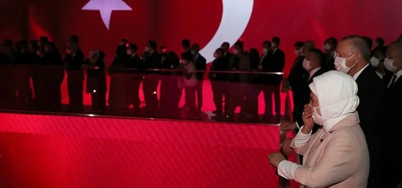 Başkan Erdoğan ve eşi Emine Erdoğan'ın duygu dolu anları | 15 Temmuz Demokrasi Müzesi'nde gözyaşlarına hakim olamadı