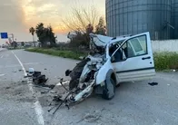 Kontrolden çıkan araç istinat duvarına çarptı