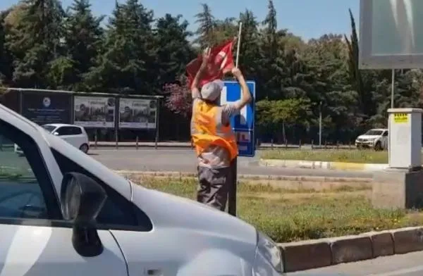 Antalya'da duygulandıran anlar! Türk bayrağını temizleyip tabelaya astı - 3