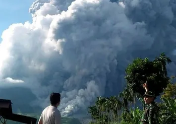Endonezya'da Sinabung Yanardağı'nda patlama