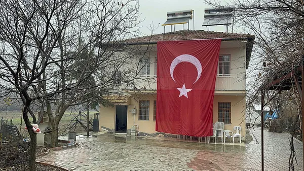 Şehit cenazesinde CHP çelengine yer yok! Şehit yakını isyan edip parçaladı - 2