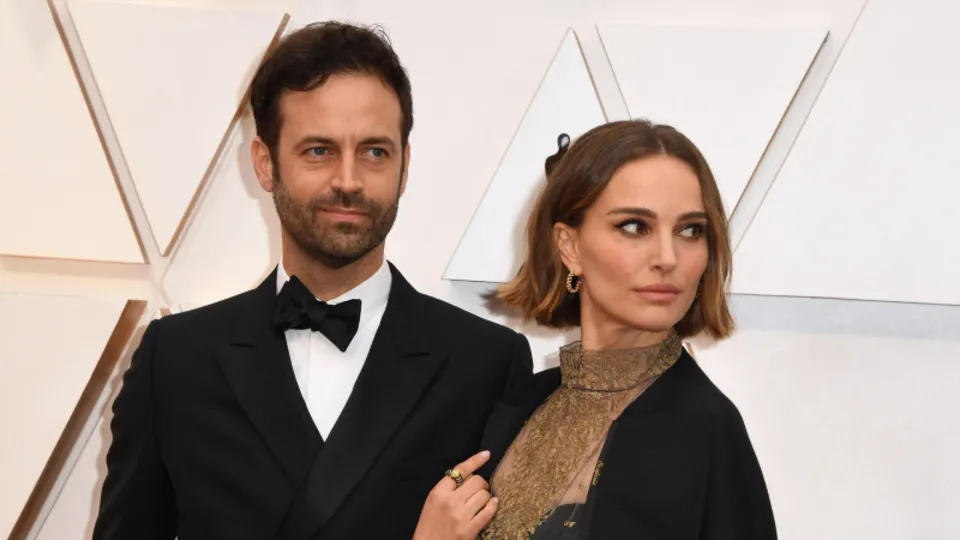 Natalie Portman'ın 'mesajlı' ceketi Oscar Ödül Törenine damga vurdu