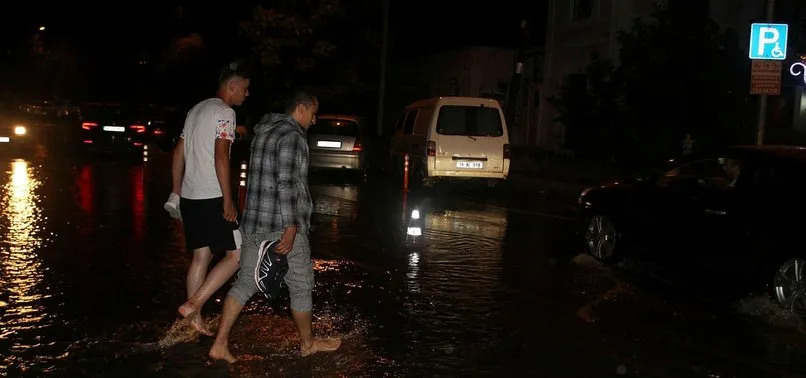 Meteoroloji uyarmıştı! Kırklareli'de yağmur sokakları göle çevirdi