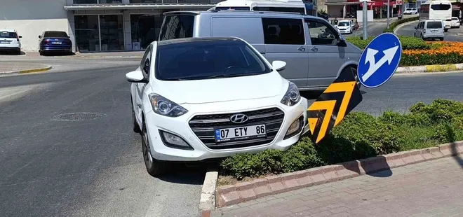 Kavşak sisteminde otomobiller çarpıştı