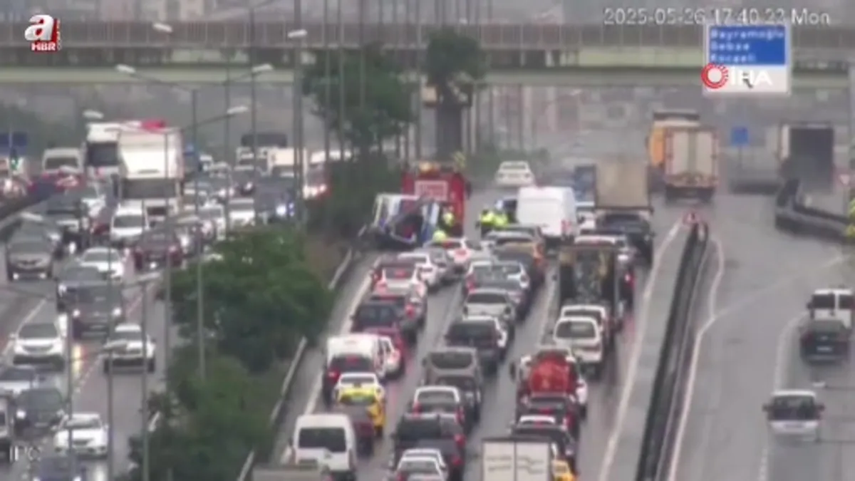 Tuzla’da hasta nakil ambulansı yan yattı: 3 yaralı