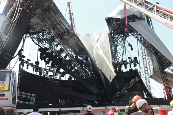 1662697915728.jpg Tarkan'ın konseri öncesi sahne çöktü! Ya konser sırasında yıkılsaydı? - 2