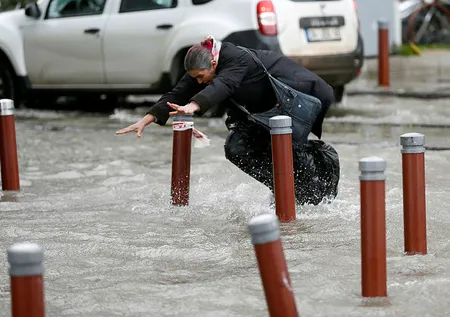 İstanbul ve Ankara'da hava nasıl olacak? Meteoroloji ve AKOM'dan peş peşe uyarı: Sağanak geliyor | 6 ile sarı kodlu alarm
