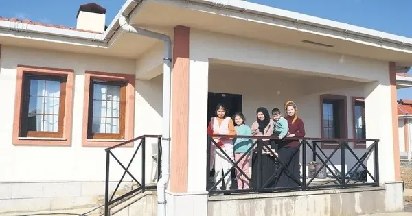 Depremzedeler yeni yuvalarına kavuşuyor! Devlet 10 ayda teslim etti - 1